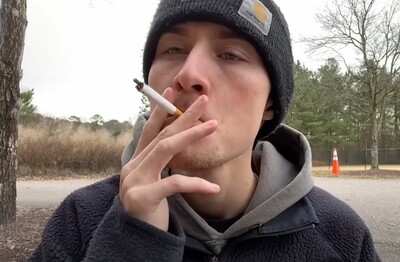 Лечение зависимости от табакокурения в Норильске Мужчина с сигаретой делает затяжку