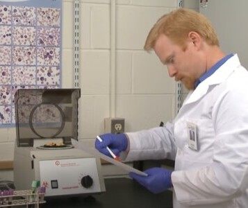 Клиника лечения наркозависимости в Норильске Врач в кабинете клиники