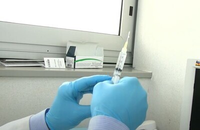 Проведение кодирования Вивитролом в Норильске Шприц с Вивитролом в руках у врача